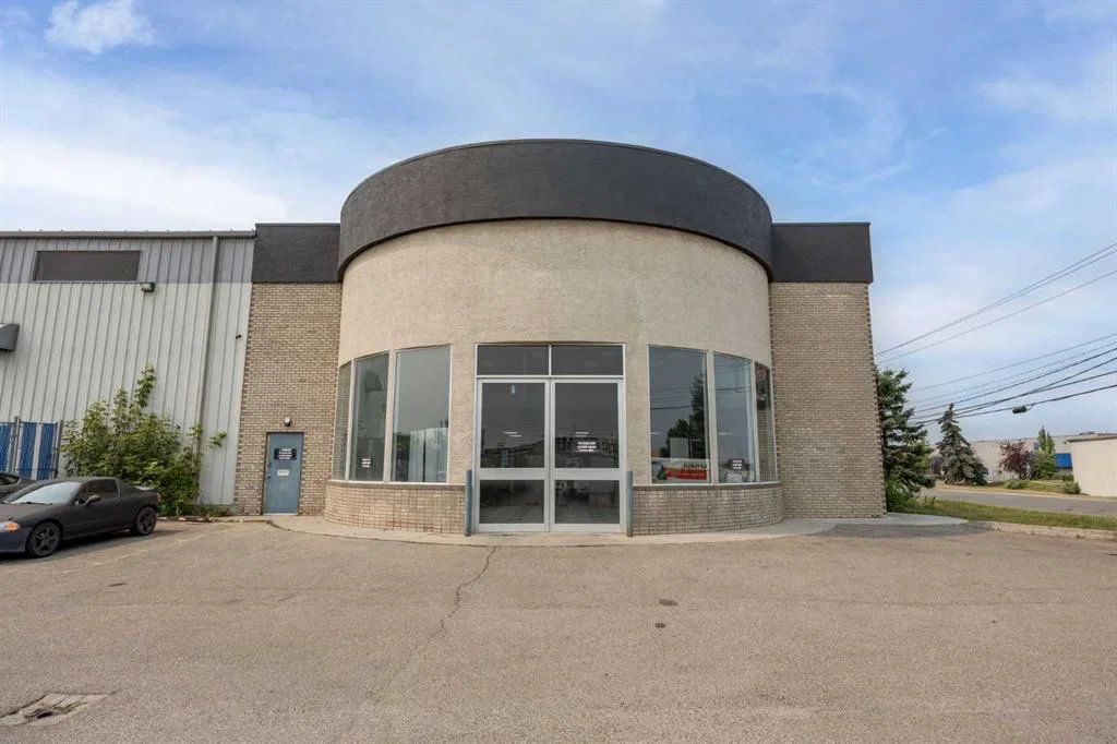 2341 20 Avenue NE, Calgary — photo 5 of 34