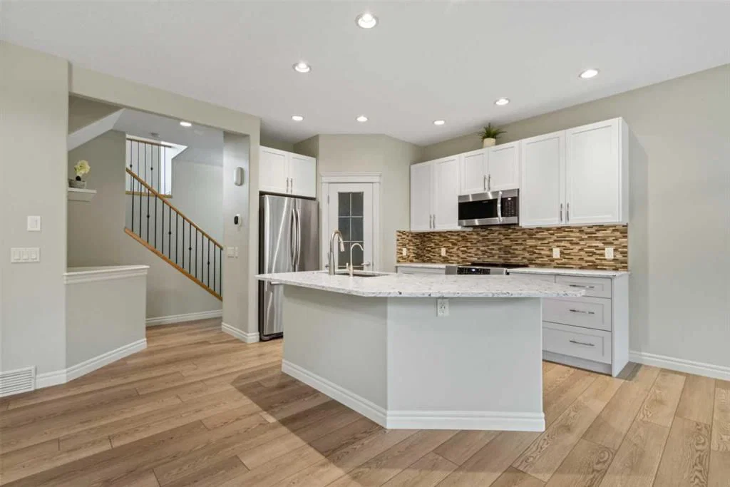 126 Chapman Close SE, Calgary — photo 5 of 34
