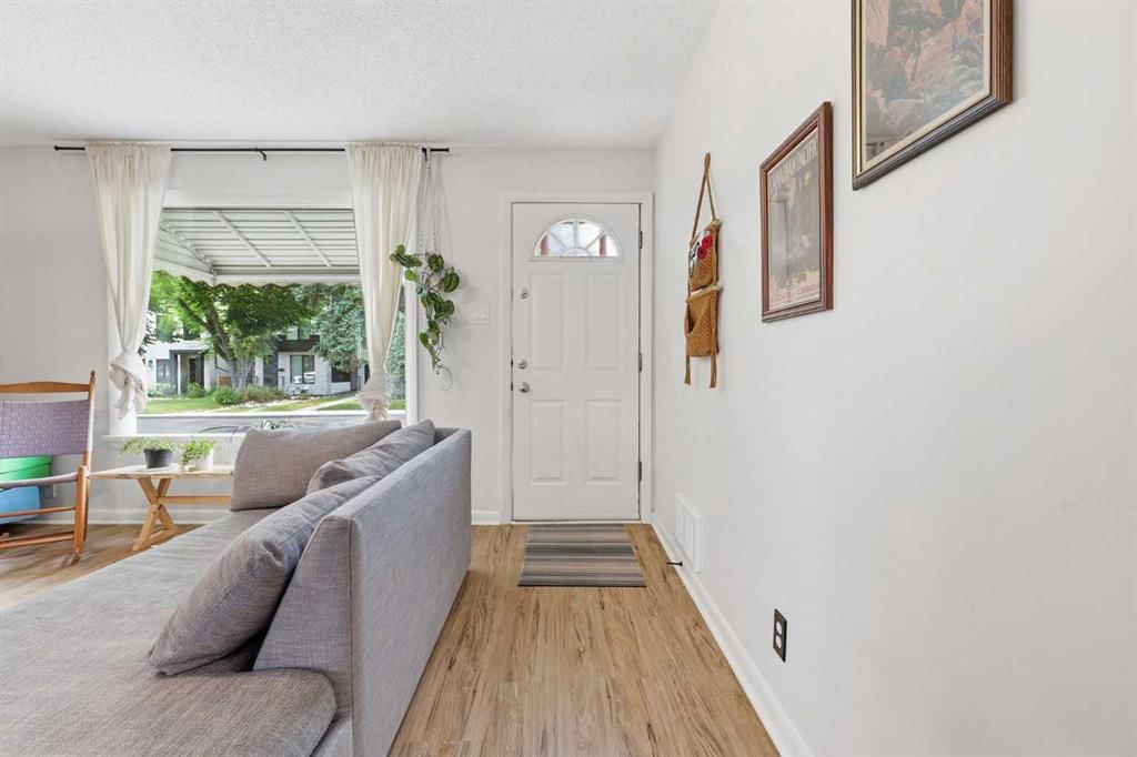 636 55 Avenue SW, Calgary — photo 4 of 38