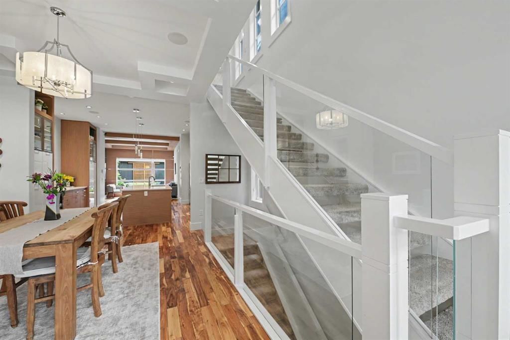 2027 42 Avenue SW, Calgary — photo 4 of 50