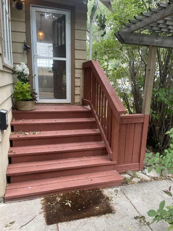 429 10 Street NE, Calgary — photo 3 of 39