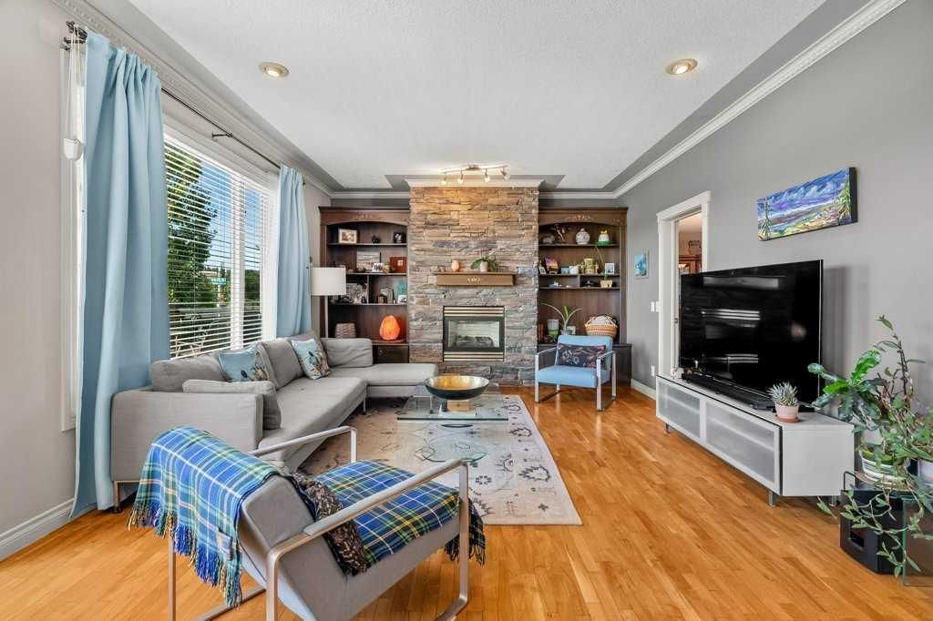 40 Sienna Park Crescent SW, Calgary — photo 4 of 50