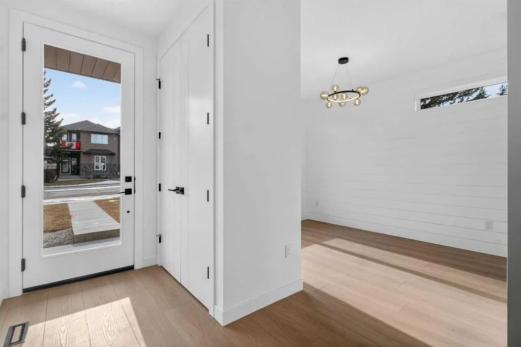 720 52 Avenue SW, Calgary — photo 3 of 50