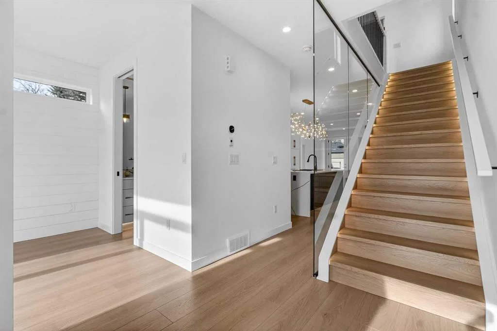 720 52 Avenue SW, Calgary — photo 4 of 50
