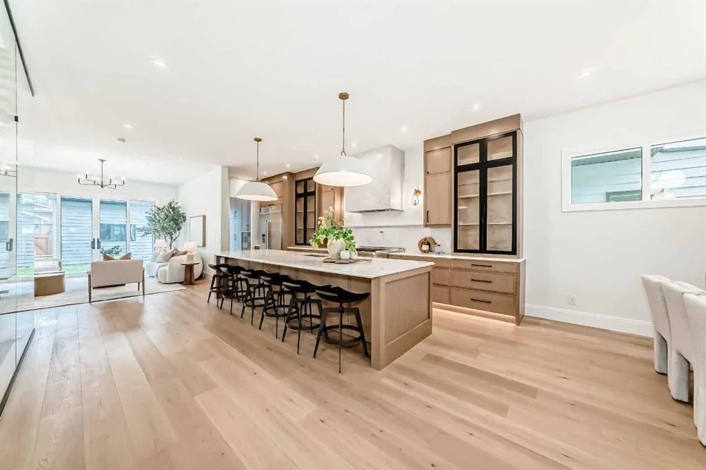 1612 49 Avenue SW, Calgary — photo 3 of 43