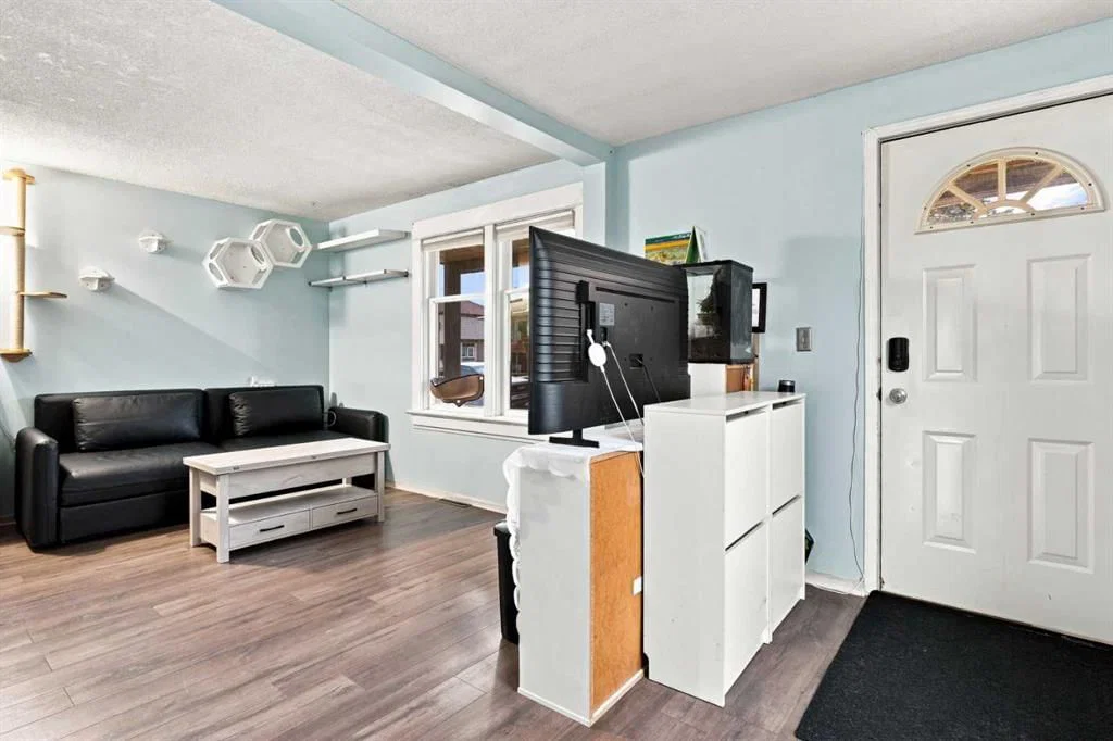 235 20 Avenue NE, Calgary — photo 3 of 33