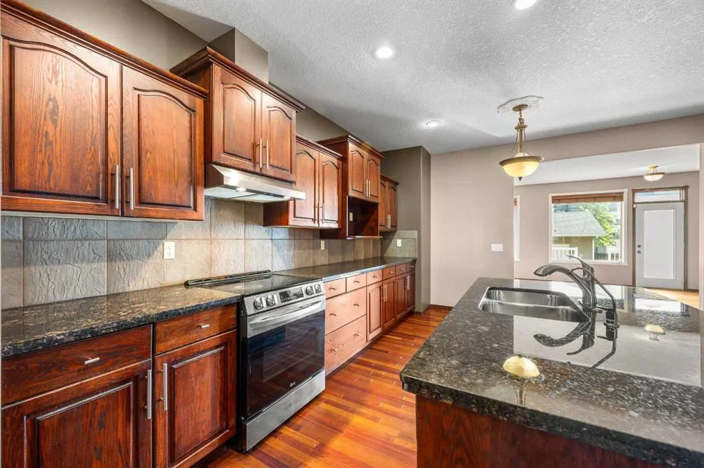3906 2 Street NW, Calgary — photo 4 of 42