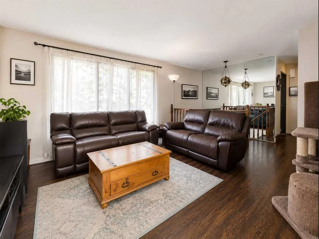 31 Penrith Place SE, Calgary — photo 2 of 22