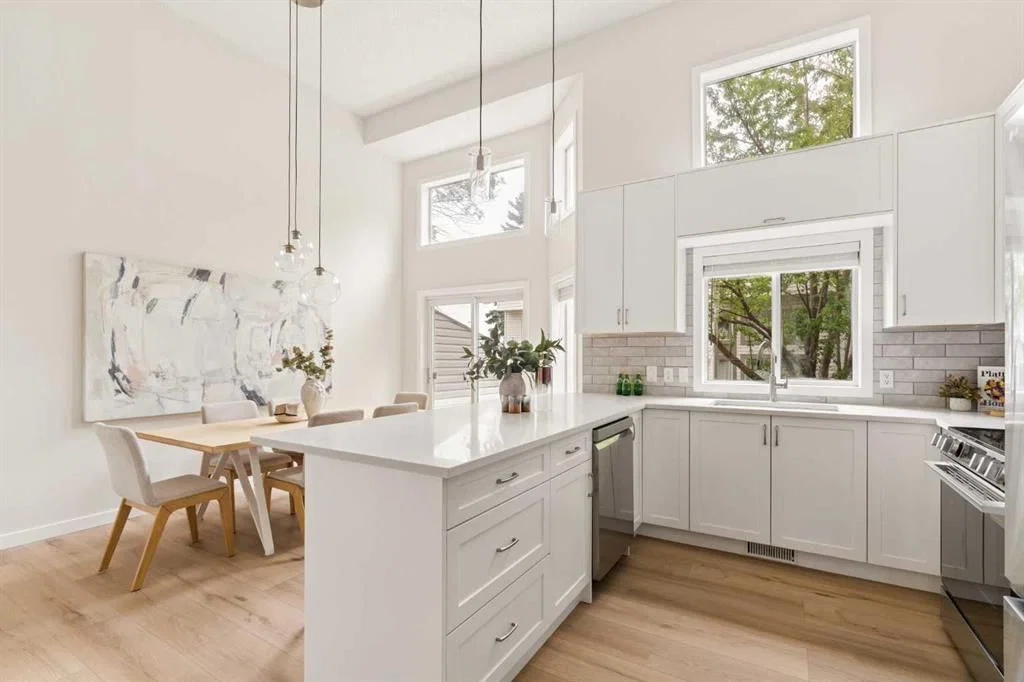4 Kingsland Villas SW, Calgary — main listing photo