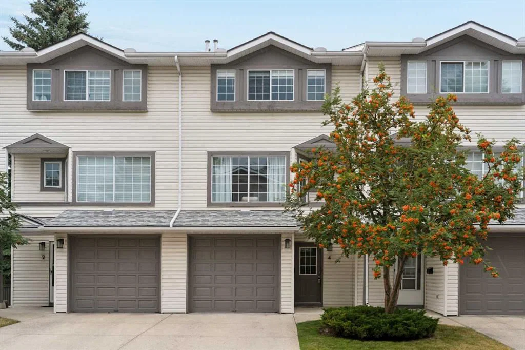 4 Kingsland Villas SW, Calgary — photo 2 of 45
