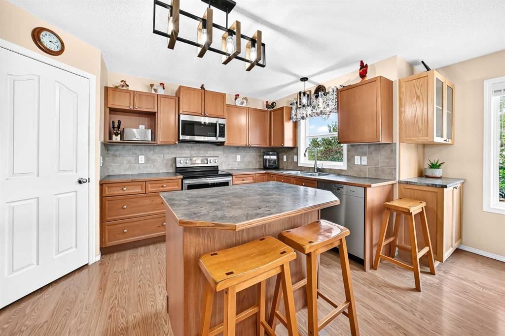325 Luxstone Green SW, Airdrie — photo 5 of 50