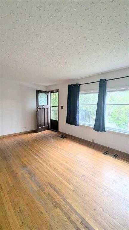 1436 22 Avenue NW, Calgary — photo 2 of 20