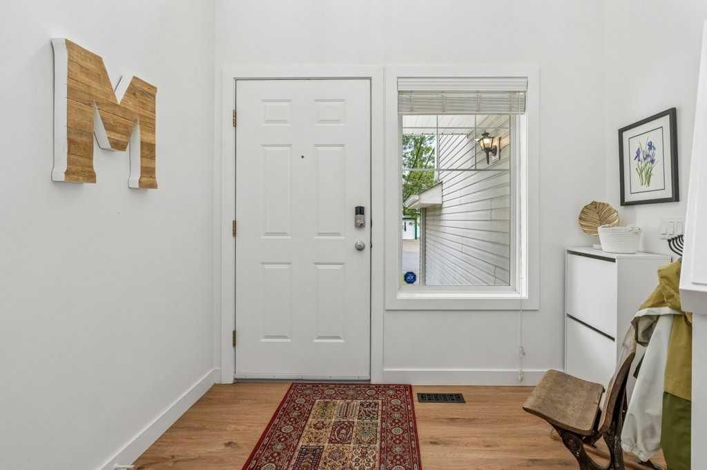 42 Douglas Glen Circle SE, Calgary — photo 2 of 35