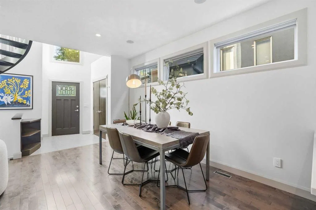 2042 49 Avenue SW, Calgary — photo 3 of 41