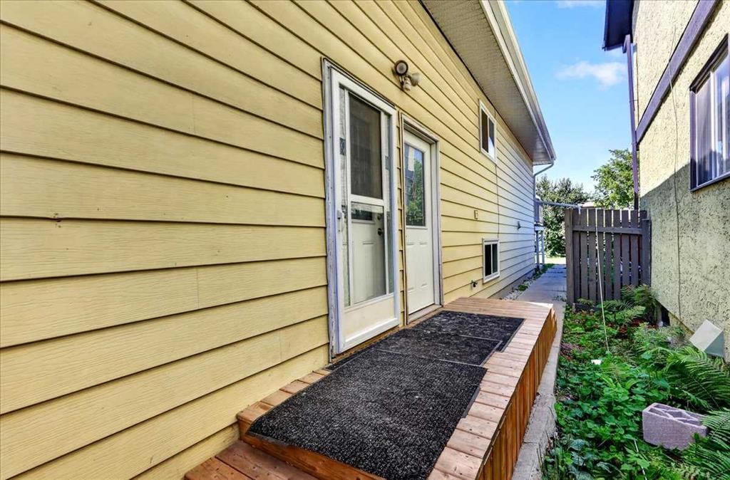 2606 14 Avenue SE, Calgary — photo 2 of 32