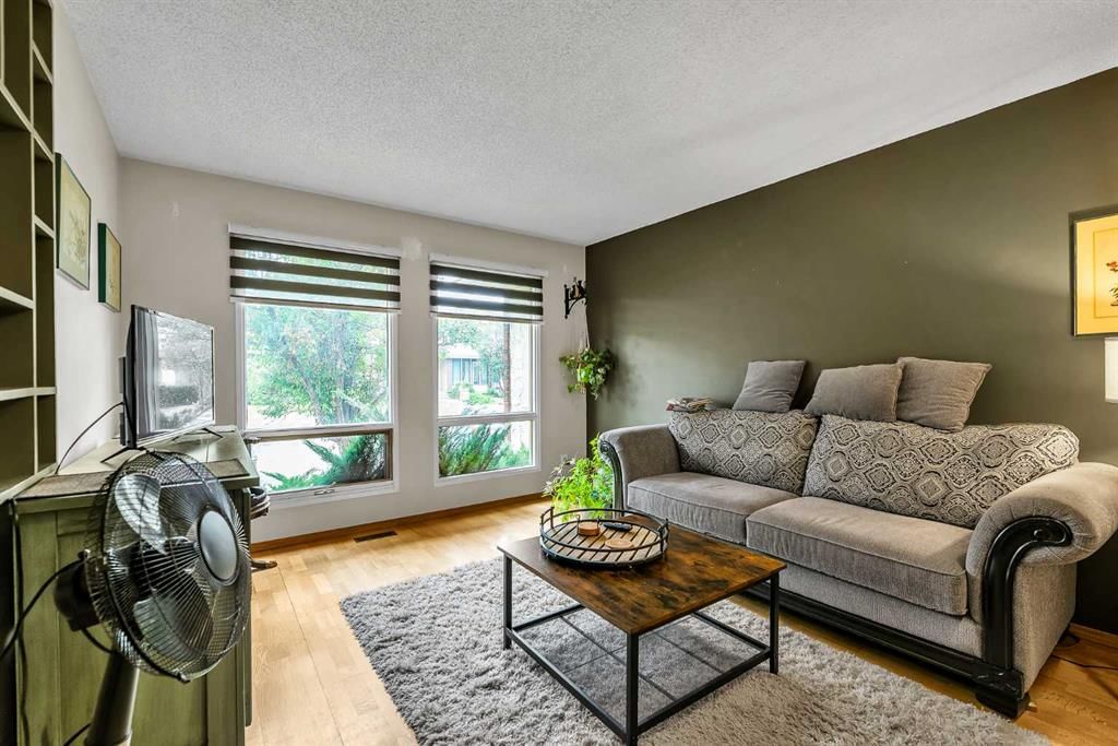 151 Midbend Place SE, Calgary — photo 2 of 26