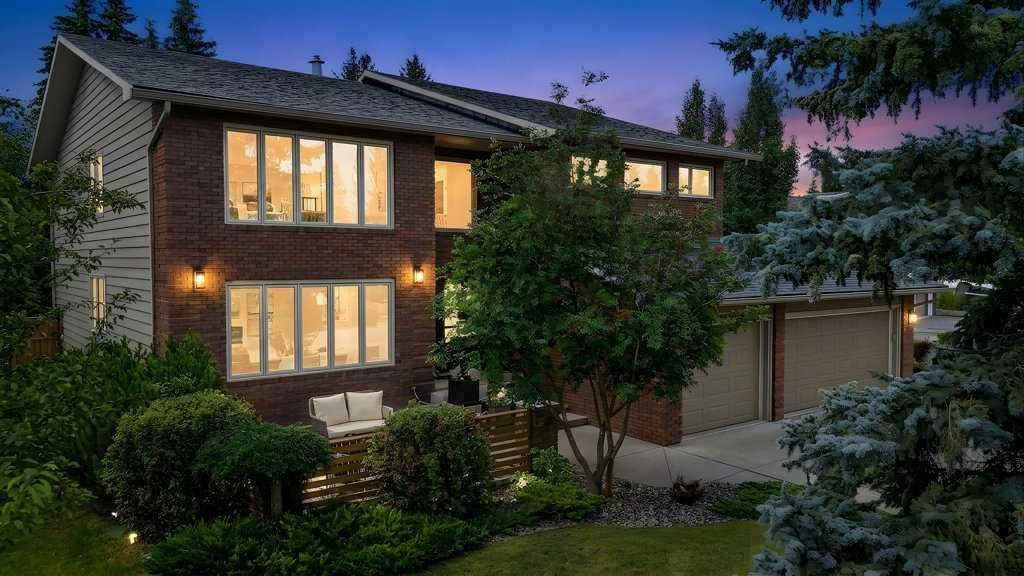 15 Woodacres Way SW, Calgary — photo 4 of 50