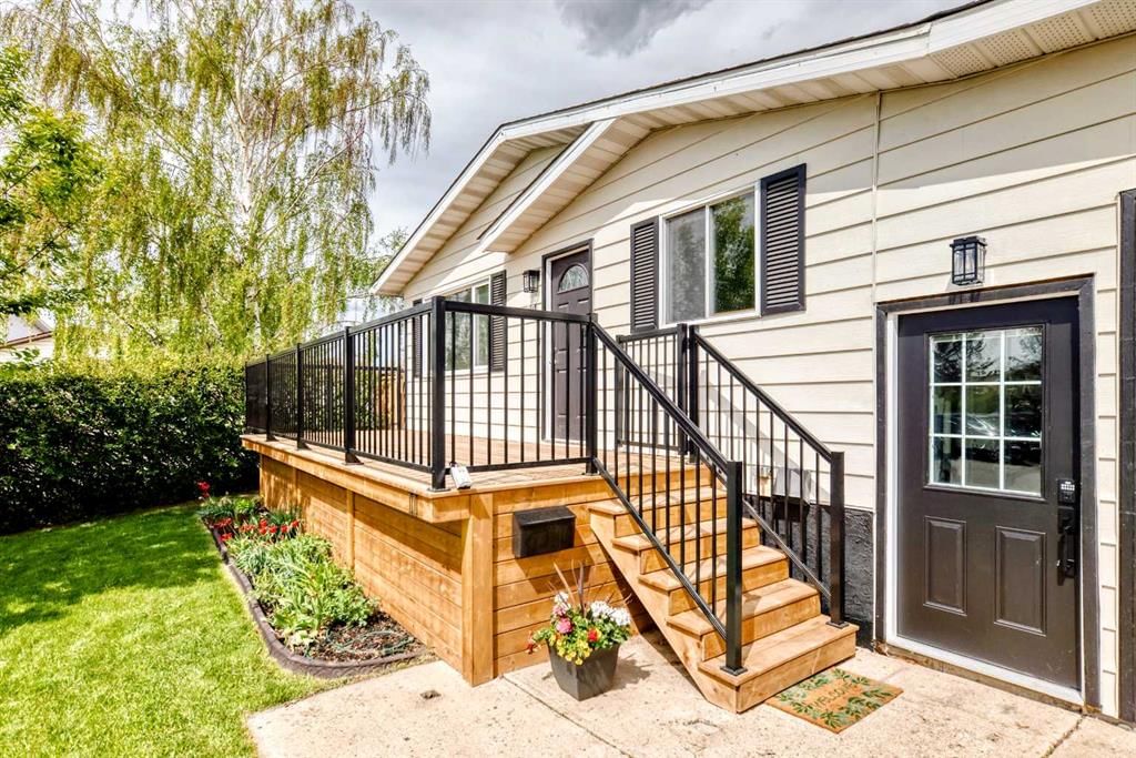 11 Huntstrom Place NE, Calgary — photo 2 of 44
