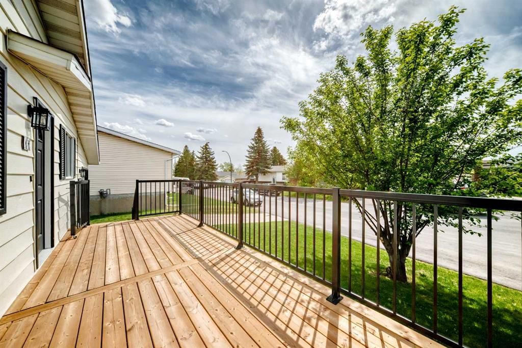 11 Huntstrom Place NE, Calgary — photo 3 of 44