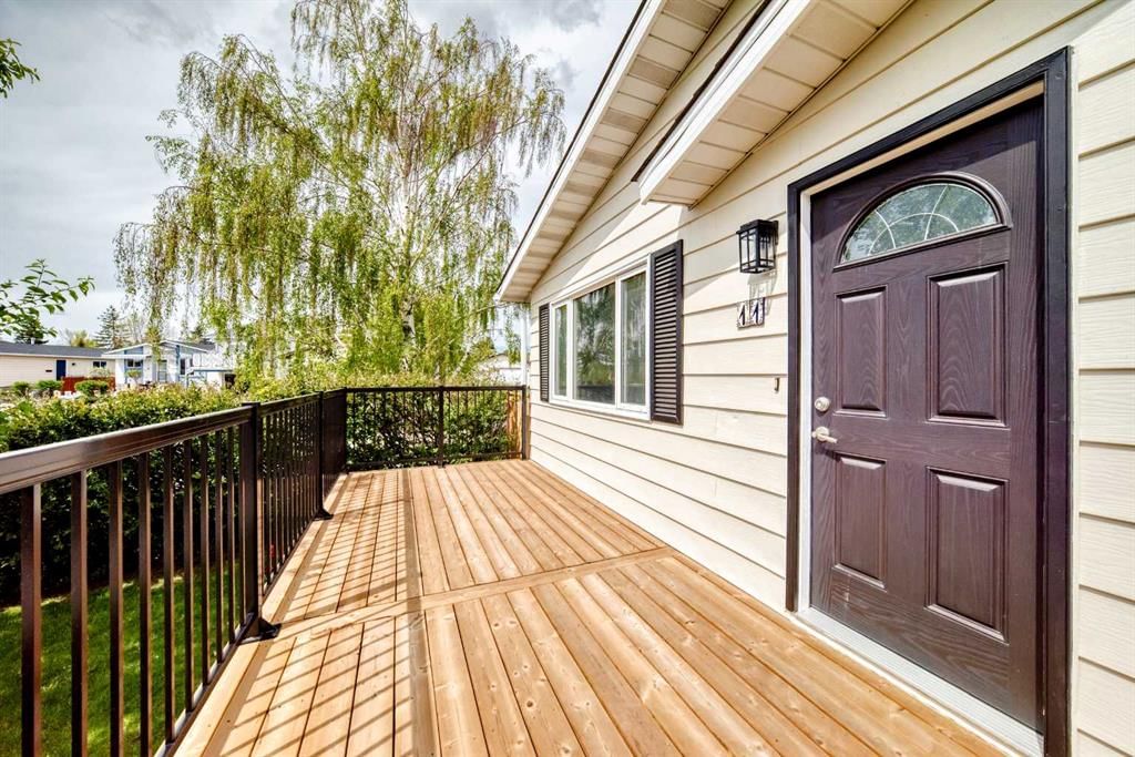11 Huntstrom Place NE, Calgary — photo 4 of 44