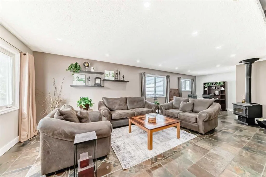 11 Huntstrom Place NE, Calgary — photo 5 of 44
