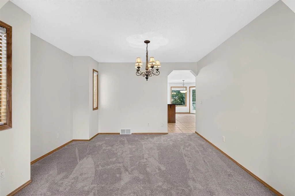 307 Edgeridge Gardens NW, Calgary — photo 5 of 44