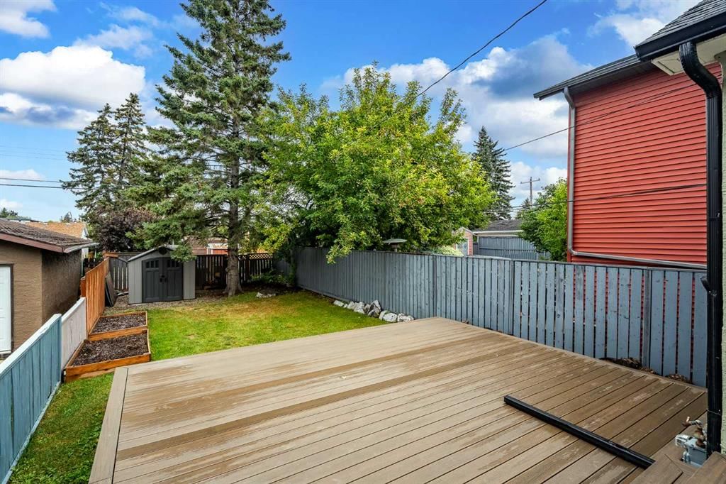 224 30 Avenue NE, Calgary — photo 3 of 40