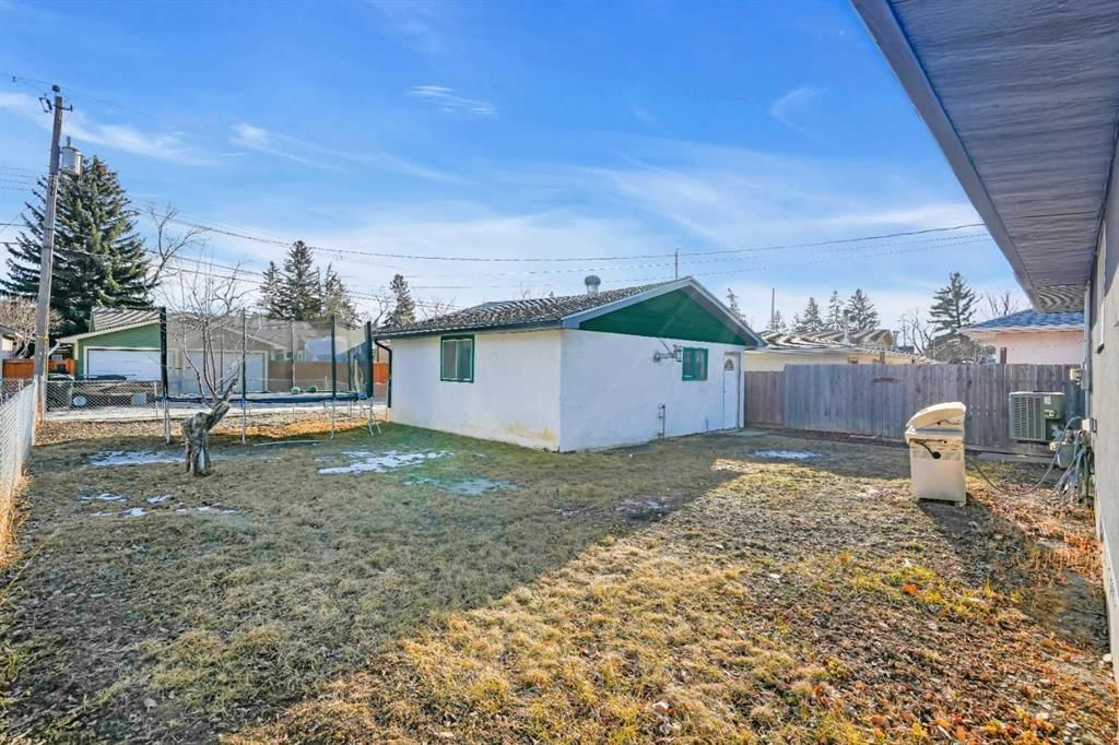 2046 33 Street SE, Calgary — photo 4 of 35