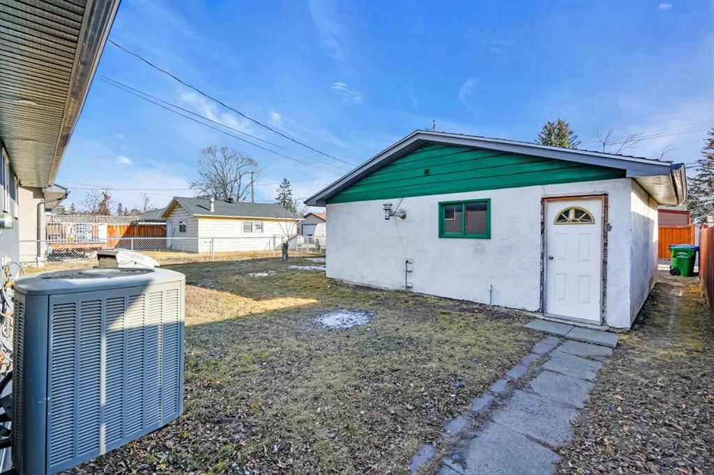 2046 33 Street SE, Calgary — photo 5 of 35