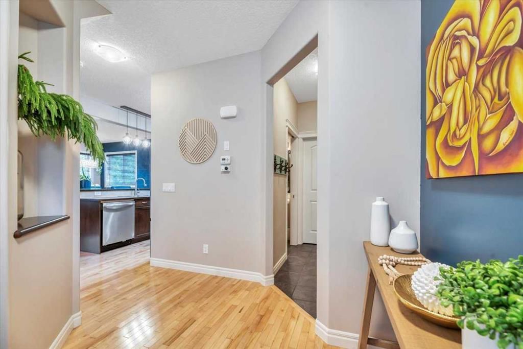 13 Cranberry Avenue SE, Calgary — photo 4 of 34