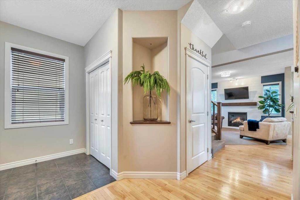 13 Cranberry Avenue SE, Calgary — photo 5 of 34