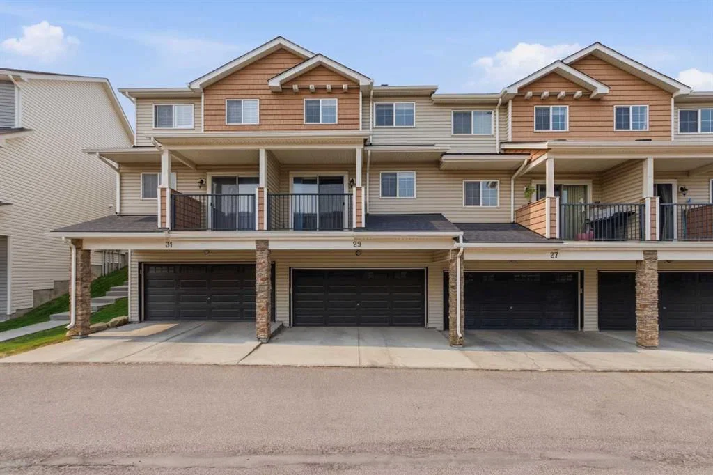 29 Pantego Lane NW, Calgary — photo 4 of 36