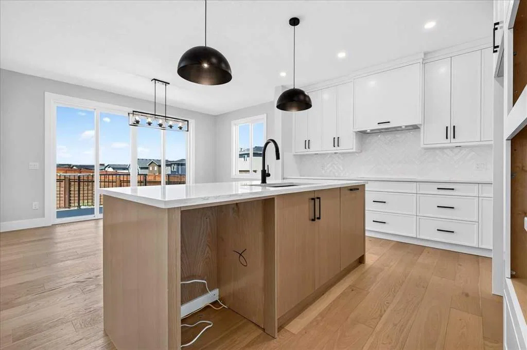 560 Livingston Way NE, Calgary — photo 4 of 50