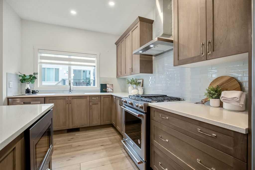 882 Bluerock Way SW, Calgary — photo 4 of 35