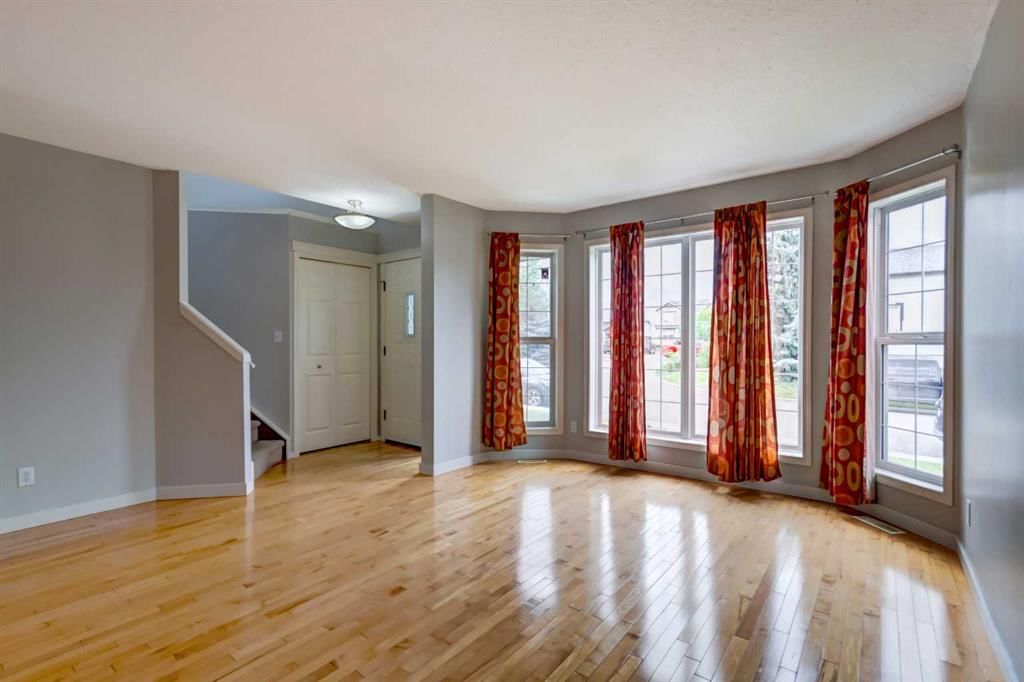 33 Everstone Avenue SW, Calgary — photo 5 of 34