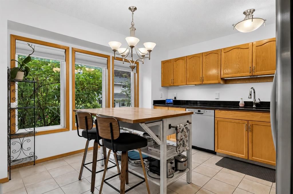 592 Regal Park NE, Calgary — photo 3 of 27