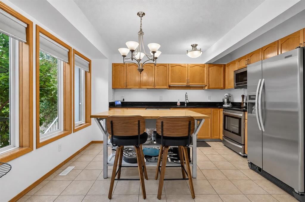 592 Regal Park NE, Calgary — photo 4 of 27