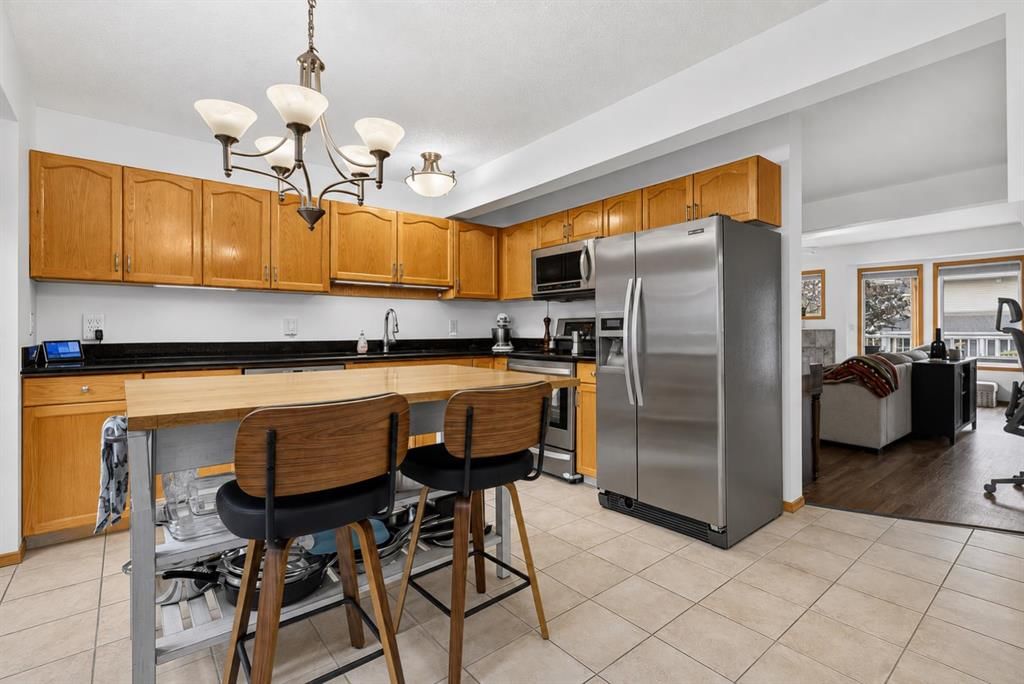 592 Regal Park NE, Calgary — photo 5 of 27