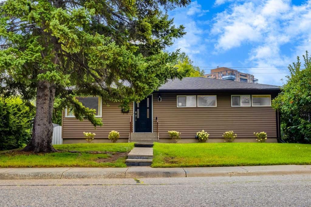 30 Hutton Place SW, Calgary — main listing photo