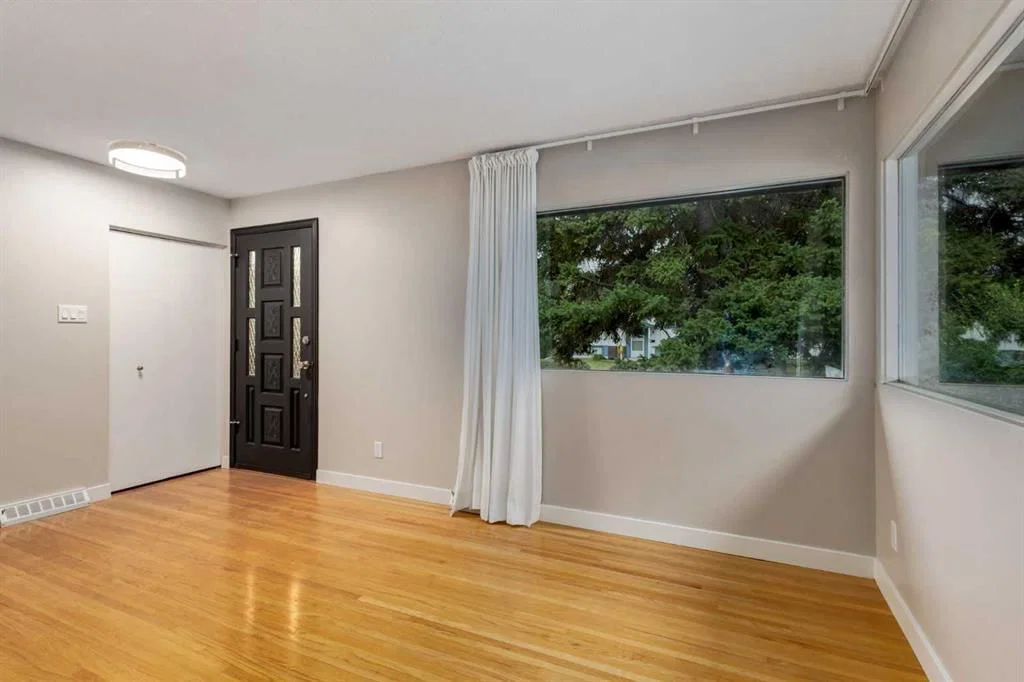 30 Hutton Place SW, Calgary — photo 2 of 36