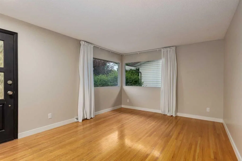 30 Hutton Place SW, Calgary — photo 3 of 36