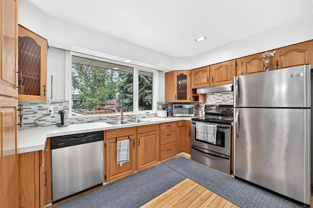 1008 Cantabrian Drive SW, Calgary — photo 3 of 20