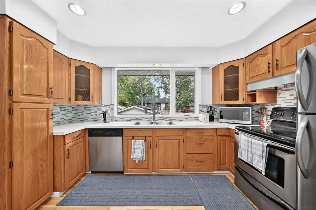 1008 Cantabrian Drive SW, Calgary — photo 4 of 20
