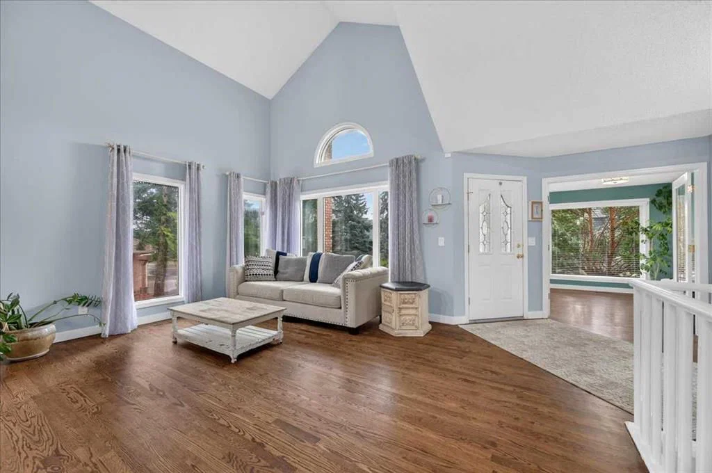 876 Shawnee Drive SW, Calgary — photo 4 of 36