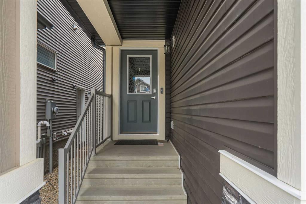 217 Lucas Crescent NW, Calgary — photo 3 of 33
