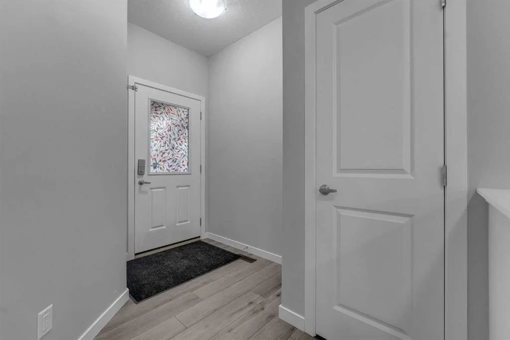 217 Lucas Crescent NW, Calgary — photo 4 of 33