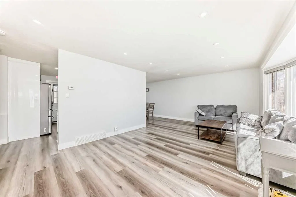 204 Whiteview Close NE, Calgary — photo 4 of 33