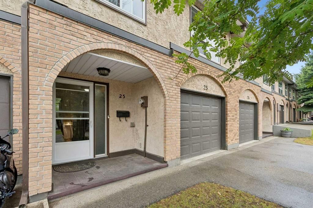 25, 1011 Canterbury Drive SW, Calgary — photo 4 of 32