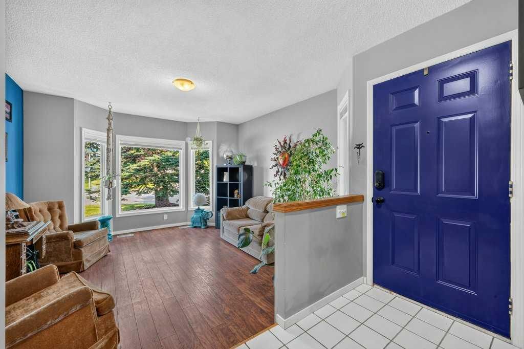 83 Millrise Crescent SW, Calgary — photo 4 of 49
