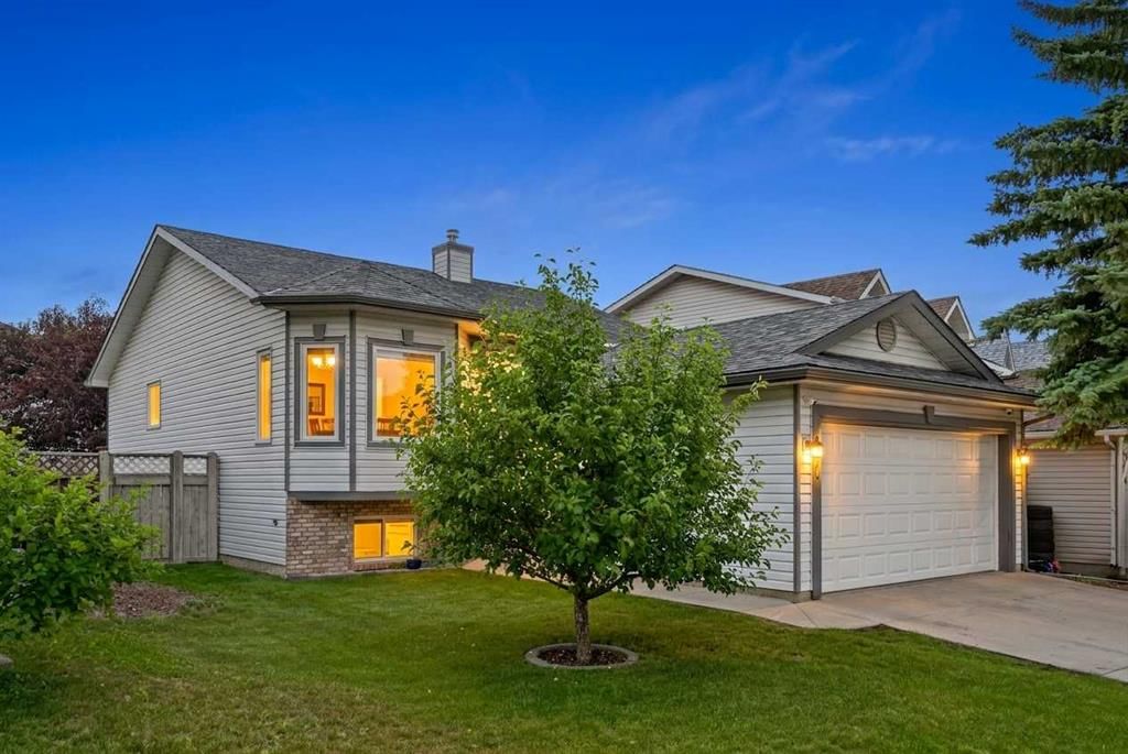 940 Coventry Drive NE, Calgary — main listing photo